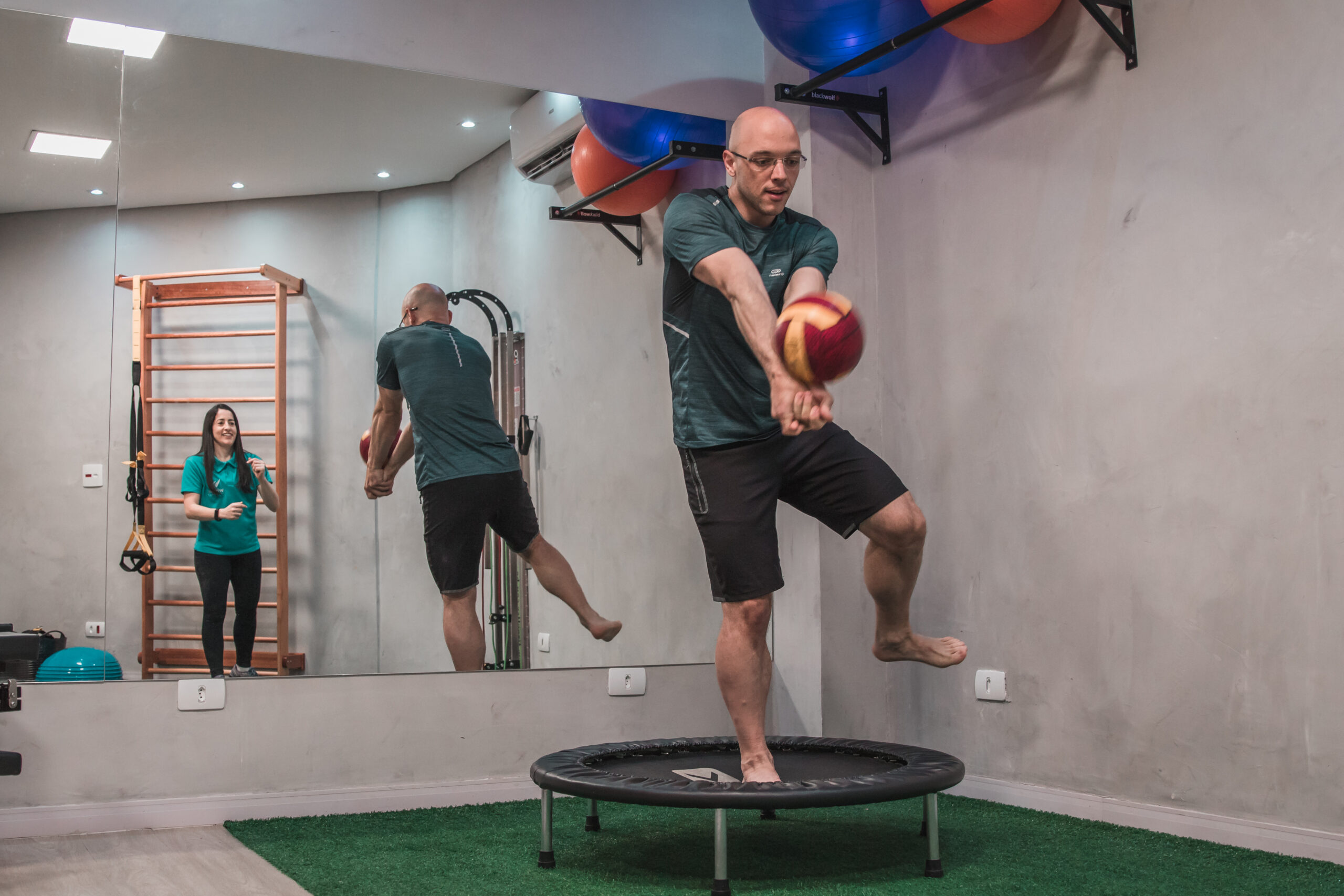 paciente fazendo exercício de fisioterapia esportiva